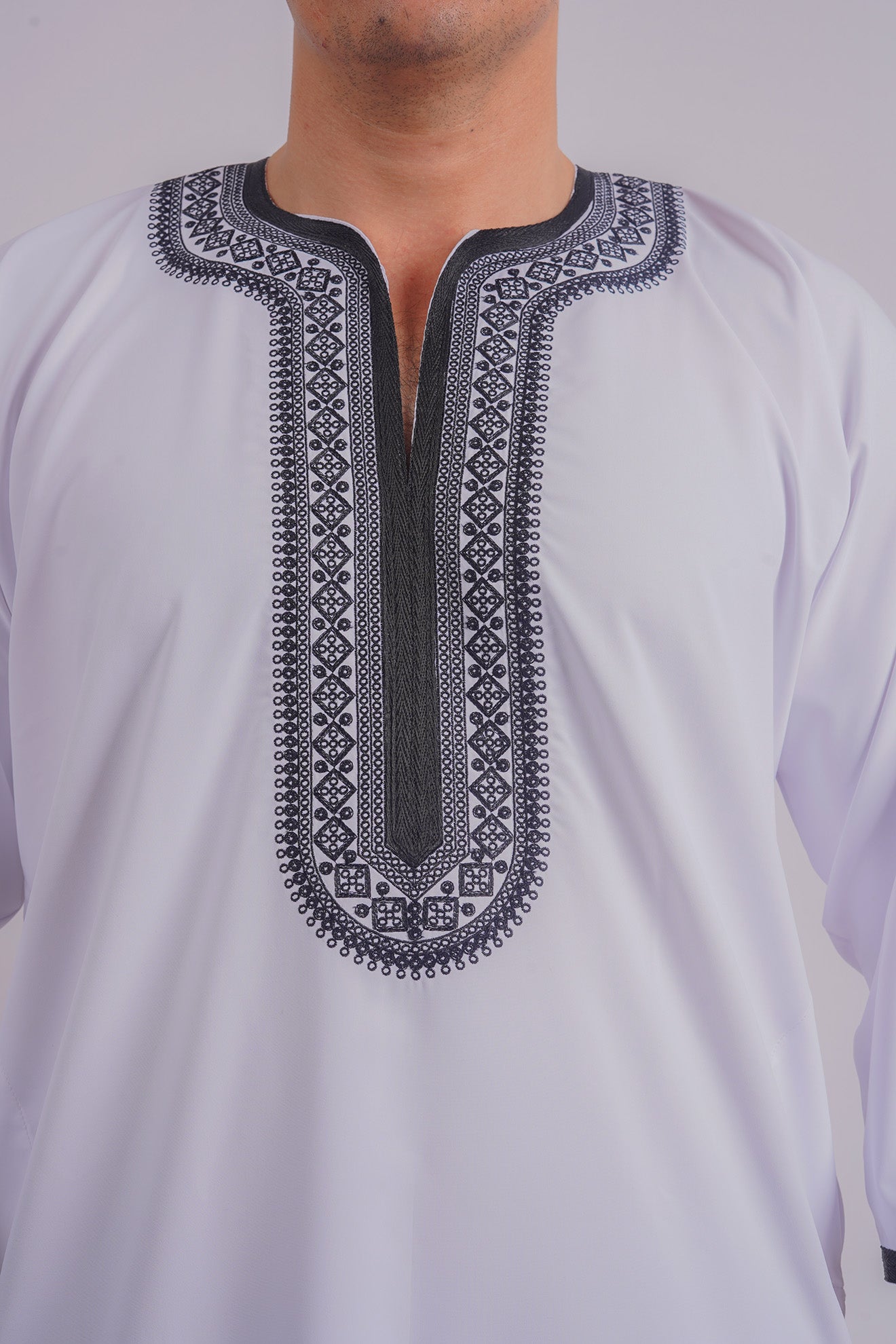 Discover Aamsah's sophisticated white Qamis, matching offerings from Shukr Clothing and Alqamees, designed for special events and prayers