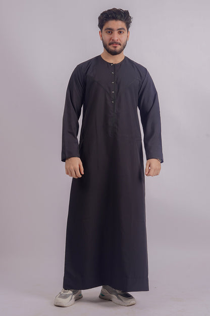 Shop Aamsah’s Traditional Black Kandura, rivaling the luxurious feel of MuslimAmerican.com, perfect for formal and spiritual gatherings.