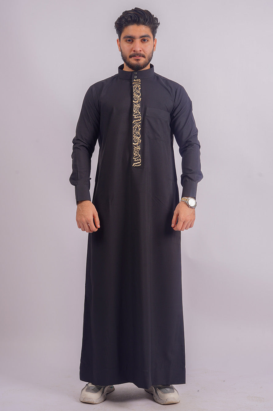 Discover Aamsah's Men's Black Saudi Thobe: Rich embroidery and a high Saudi collar for a luxurious, traditional Muslim appearance.