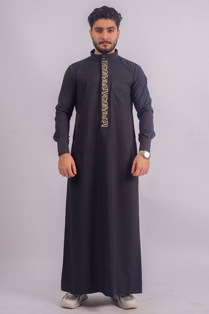 Discover Aamsah's Men's Black Saudi Thobe: Rich embroidery and a high Saudi collar for a luxurious, traditional Muslim appearance.