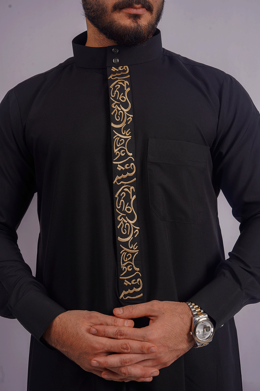 Experience tradition with Aamsah’s Black Saudi Embroidered Thobe for Men: Ideal for Muslim ceremonies and formal wear.
