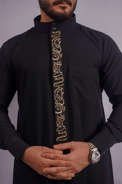 Experience tradition with Aamsah’s Black Saudi Embroidered Thobe for Men: Ideal for Muslim ceremonies and formal wear.