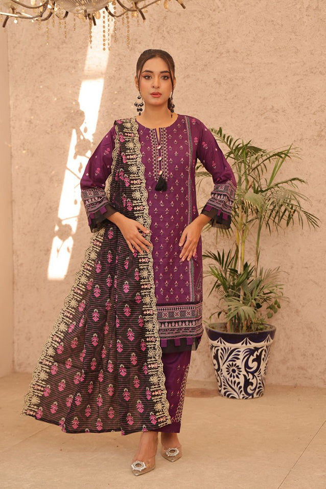 Luxurious embroidered lawn kurta set, a must-have for those who love the styles of Sanaulla Store and Al Karam.