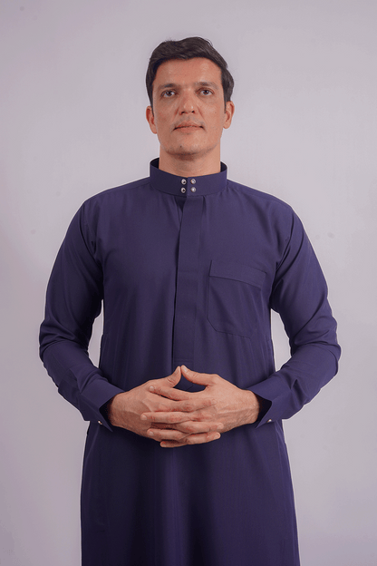 Navy blue Saudi & Kuwaiti thobe by Aamsah featuring a Saudi collar, round sleeves, and a touch of Dishdasha style. Competitors: Jubbas, Modanisa.