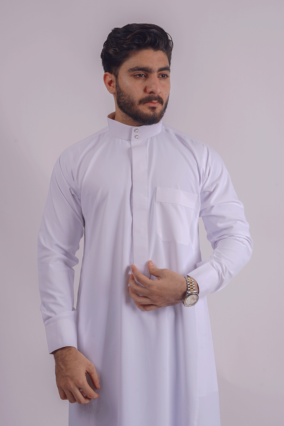 Full-length white traditional thobe for men by Aamsah, highlighting Gulf-inspired elegance with Saudi collar and professional design. Competitors: Alhannah Islamic Clothing and Modanisa.